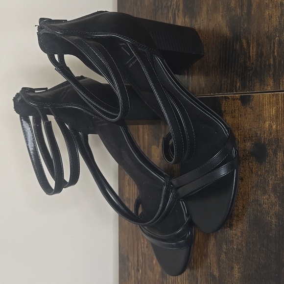Simply Vera Vera Wang Women's Brand New Black Strappy Heels Size 8.5 - Picture 2 of 5
